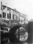 Il ponte della Punta in demolizione Esso collegava Riviera dei Mugnai a Riviera Beldomandi prima dell'interramento del Naviglio, attuale Largo Europa (Antolella Billato)